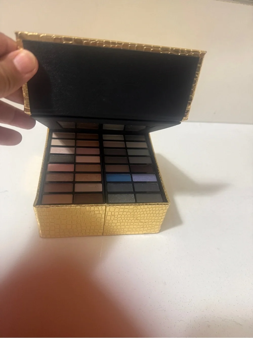 Versatile Women Makeup Palette with Lip and Eye Shades - Pink & Neutral Tones